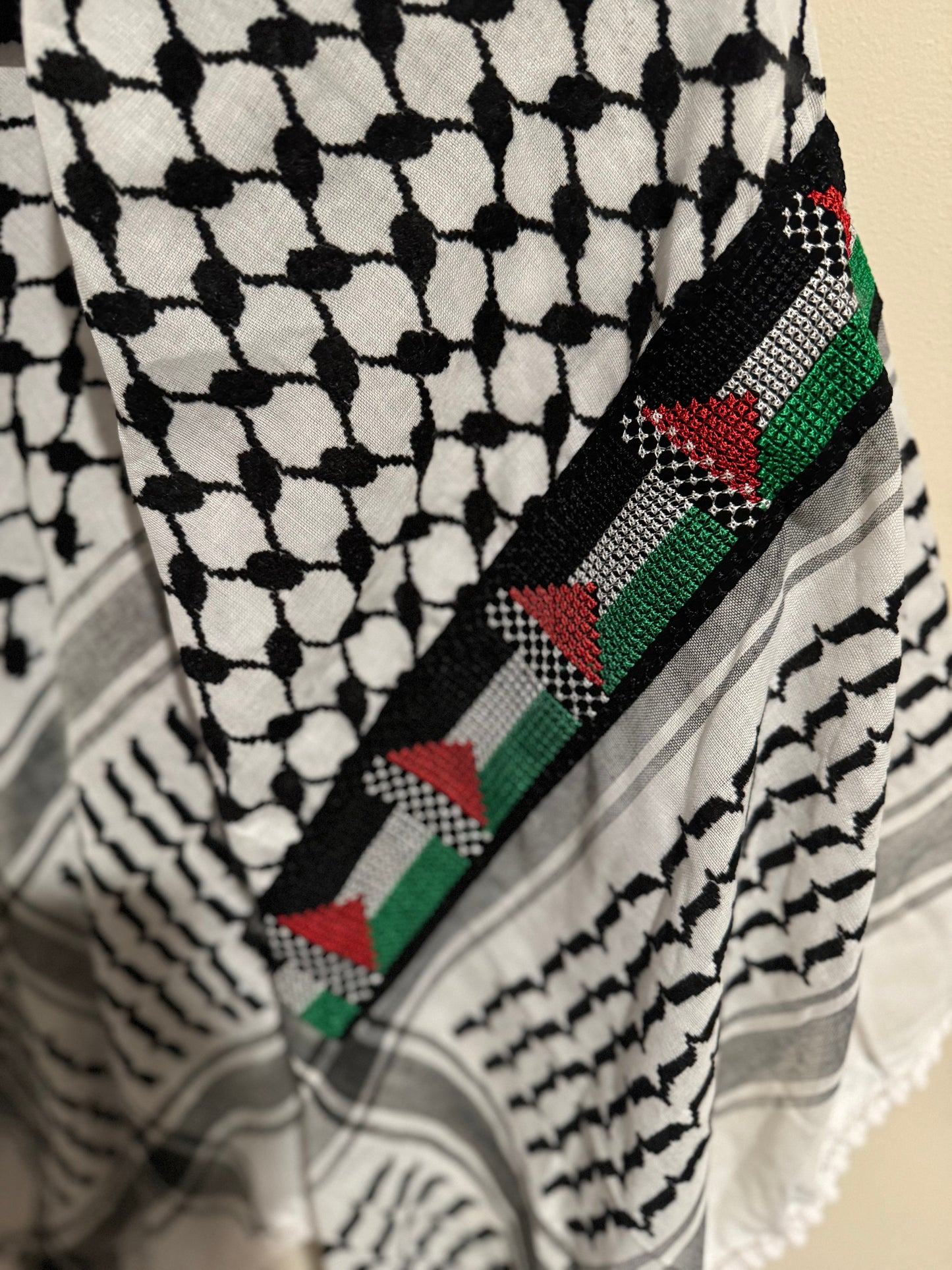 Kuffiyeh - Black and White with Palestine Flag